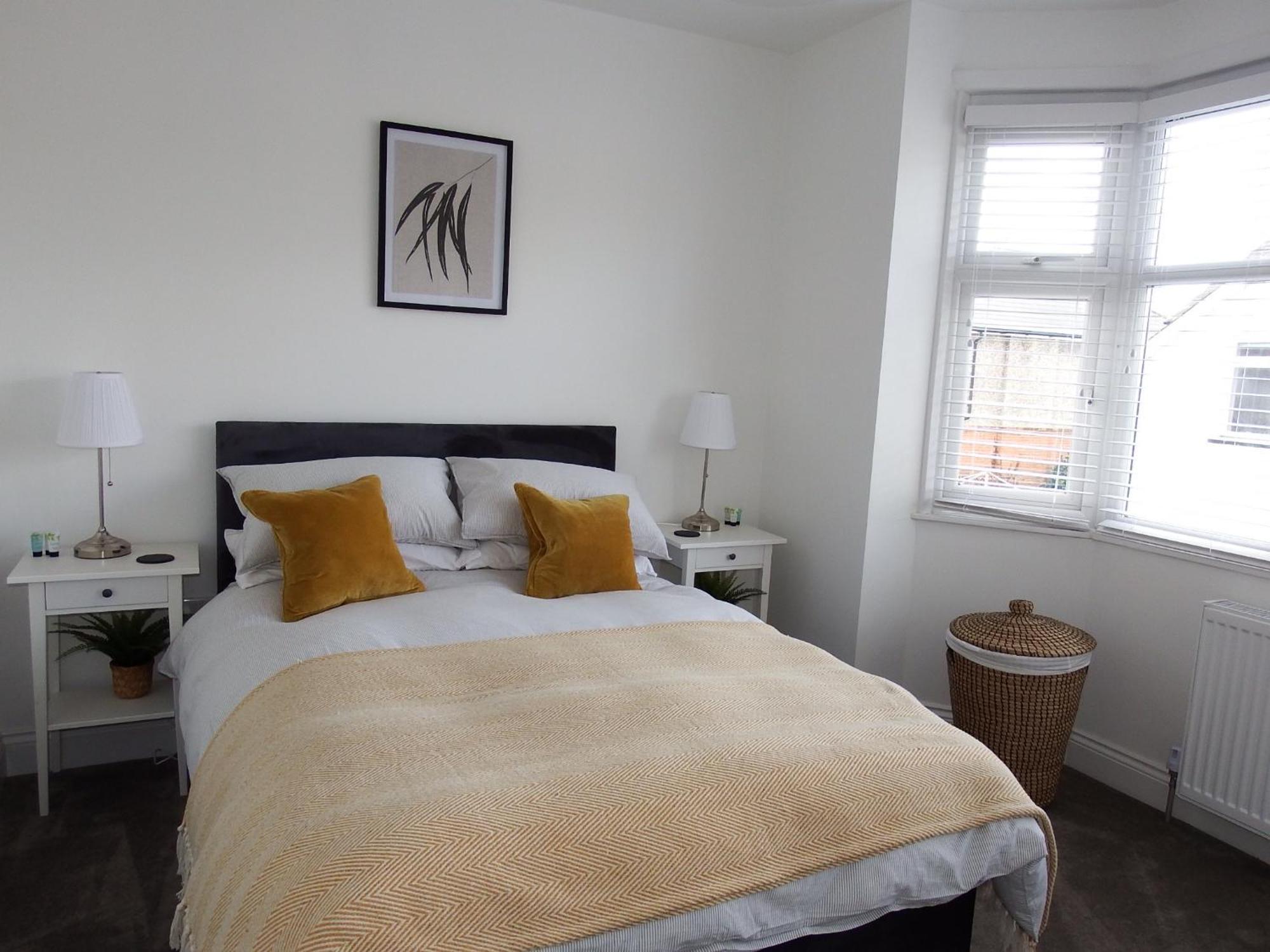 Newly Renovated 3 Bedroom Victorian Detached House 伯恩茅斯 外观 照片