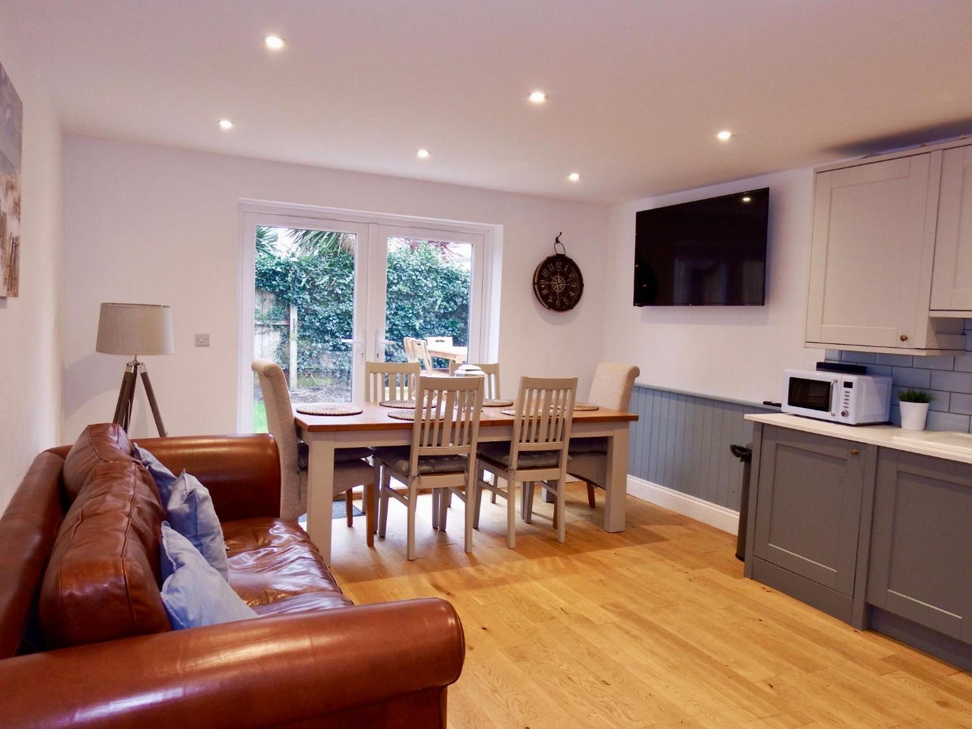 Newly Renovated 3 Bedroom Victorian Detached House 伯恩茅斯 外观 照片
