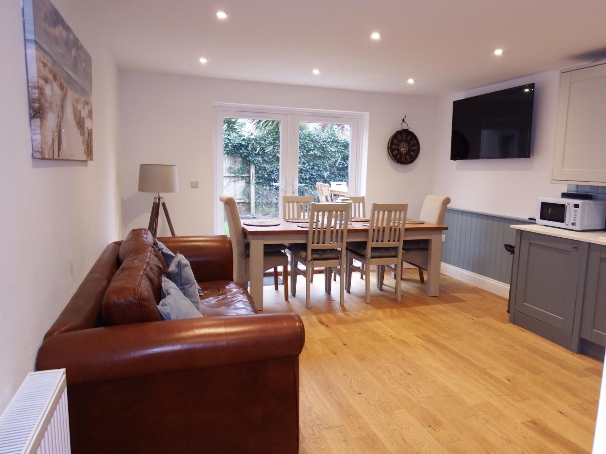 Newly Renovated 3 Bedroom Victorian Detached House 伯恩茅斯 外观 照片