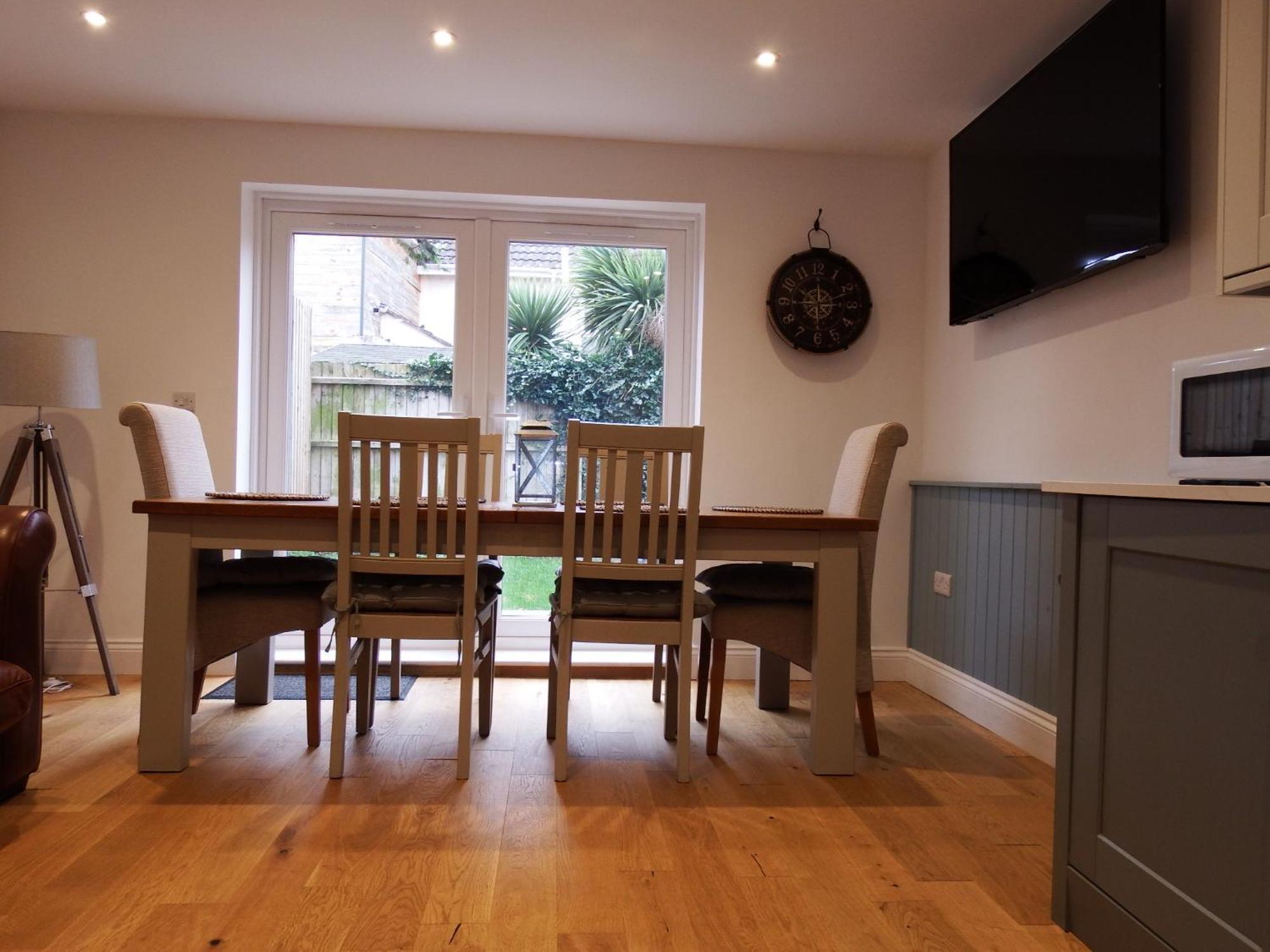 Newly Renovated 3 Bedroom Victorian Detached House 伯恩茅斯 外观 照片