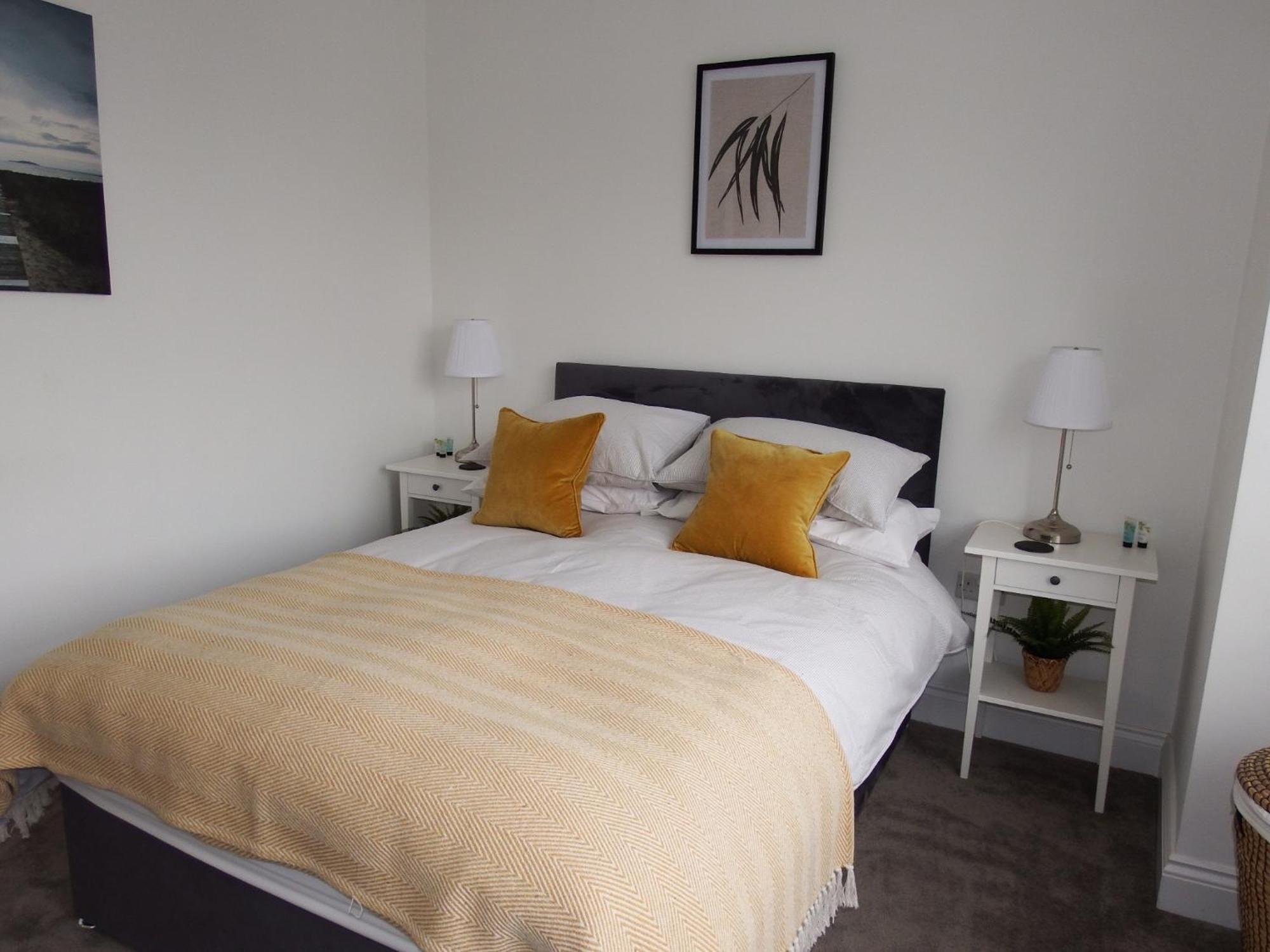 Newly Renovated 3 Bedroom Victorian Detached House 伯恩茅斯 外观 照片